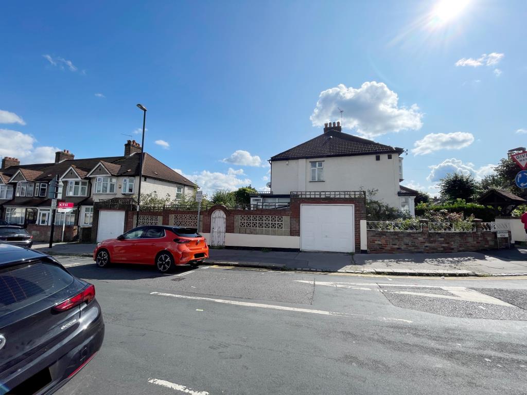 Lot: 7 - THREE-BEDROOM END-TERRACE HOUSE FOR IMPROVEMENT - side view of house and access to two garages
